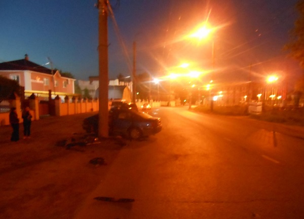 В Иванове водитель без прав врезался в опору уличного освещения