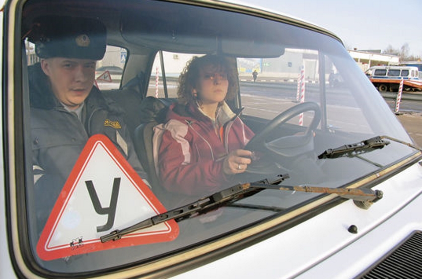 Девушка водитель трахается с экзаменатором во время приема экзамена