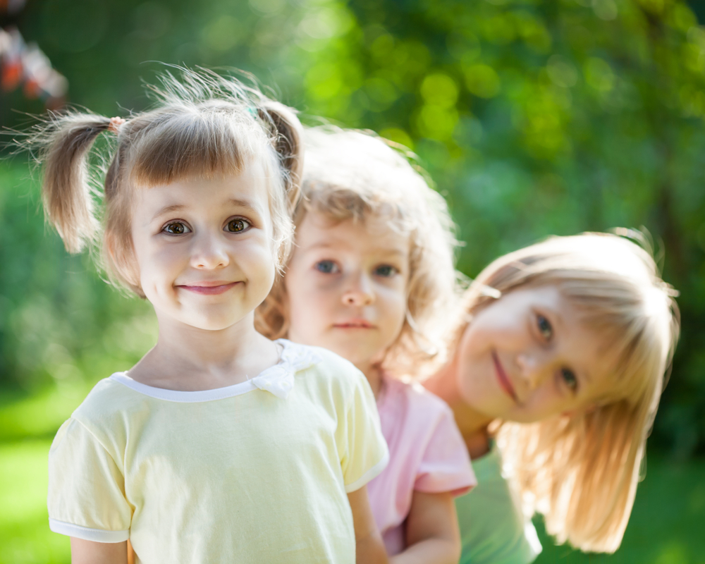 Три девочки разного возраста для детей