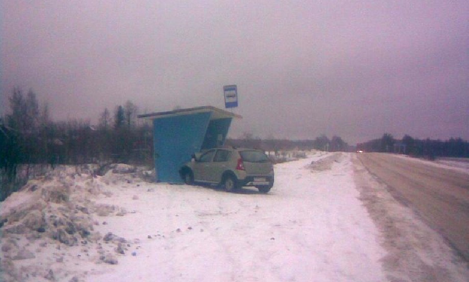 На дороге Ростов-Иваново водитель пытался обогнать трактор и влетел в остановку 
