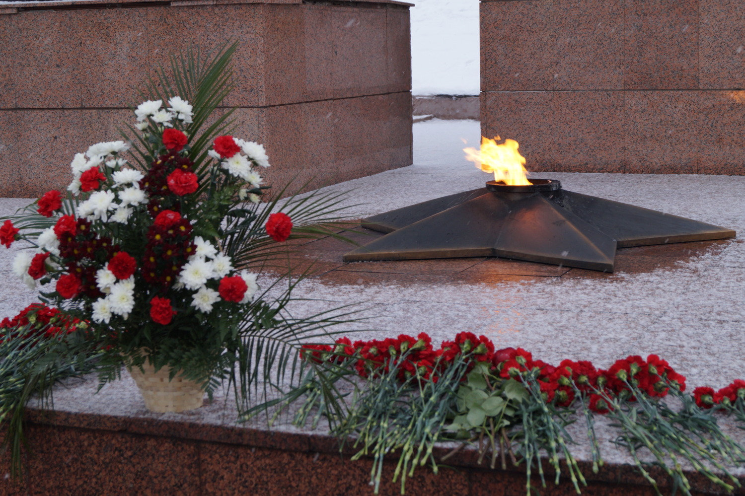 В Иванове в День Неизвестного Солдата возложили цветы к Мемориалу Героям фронта и тыла