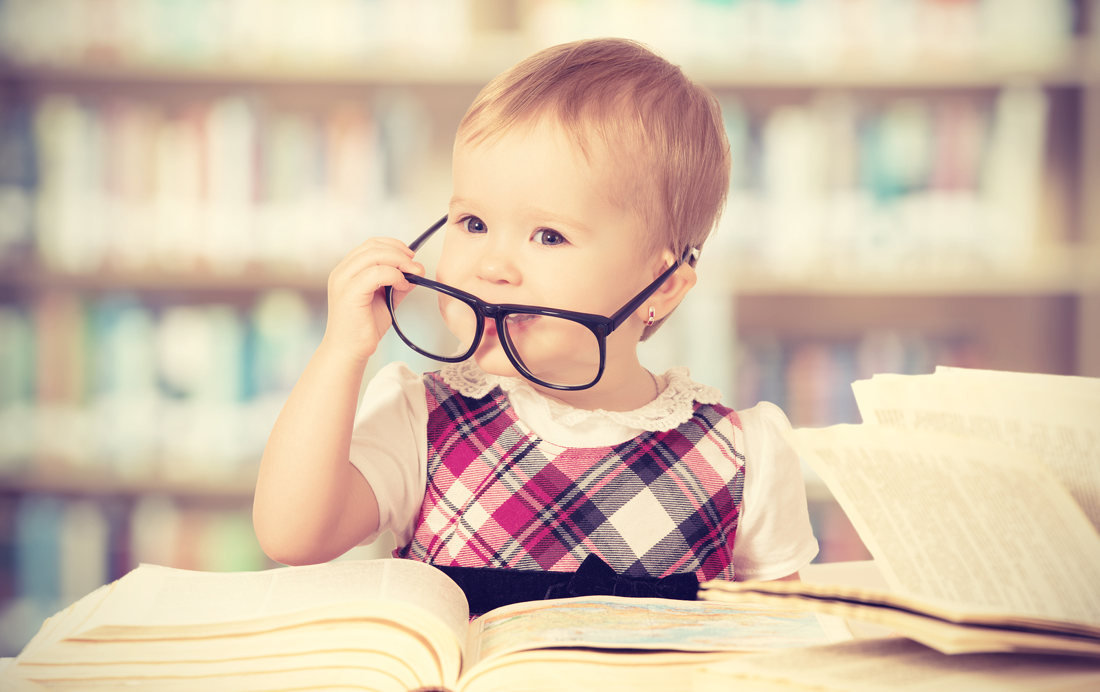 Мальчик в очках с книжками