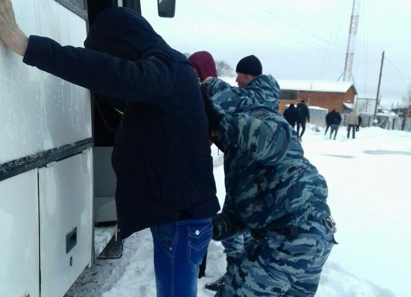 На стройках города Иваново полицейские при поддержке Росгвардии задержали 13 нелегалов (ВИДЕО)