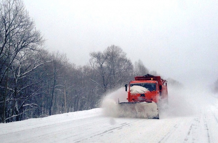 На расчистку региональных дорог от снега  в минувшие выходные вышло более 220 единиц техники 