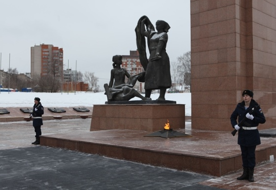 Торжественная церемония возложения цветов к Мемориалу Героям фронта и тыла прошла в Иванове