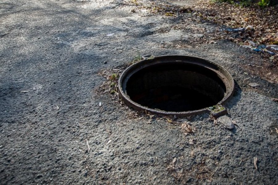 Житель Щигров воровал в Курске канализационные люки