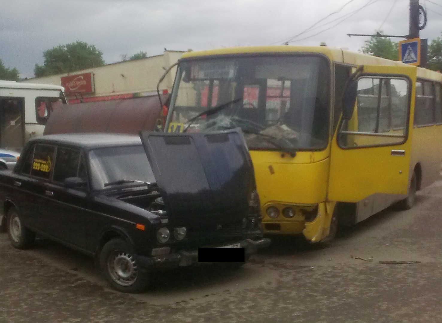 Из-за отказа тормозов водитель автобуса в Иванове въехал в остановочный павильон