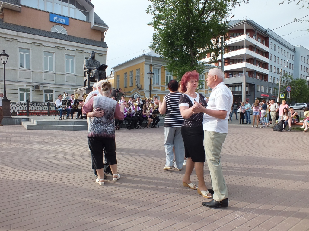Время в иваново сейчас. Танцы у памятника Гарелину в Иваново. Погода Иваново сегодня. Погода в Ивановском сегодня.