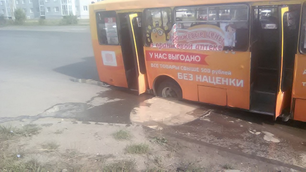 Под автобусом в Иванове провалился асфальт