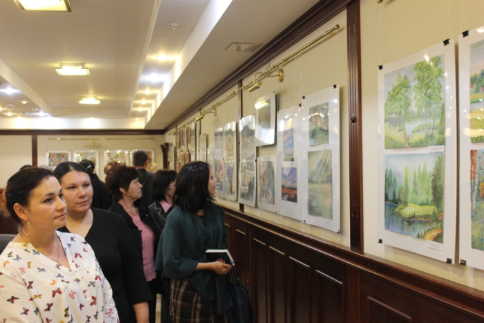 В Ивановской мэрии  открылась выставка работ слушателей школы долголетия «Золотая осень» 