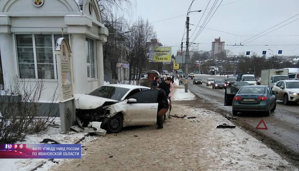 В Иванове автомобиль вылетел на тротуар и сбил пешеходов