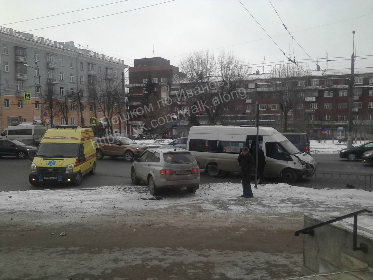 В Иванове столкнулись внедорожник и пассажирский микроавтобус 