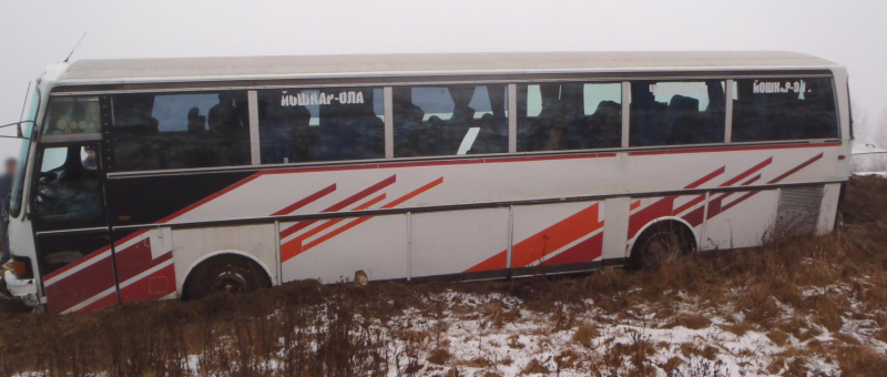 Автобус с артистами перевернулся в Ивановской области из-за гололеда (ФОТО)