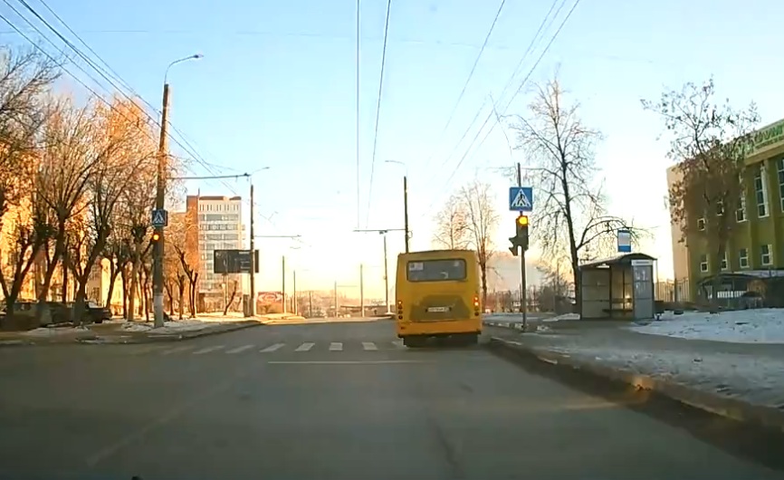 Автобус в Иванове пролетел на красный свет (ВИДЕО)