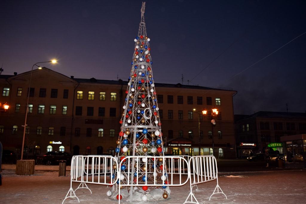 Ивановцы неоднозначно восприняли арт-елку на площади Ленина