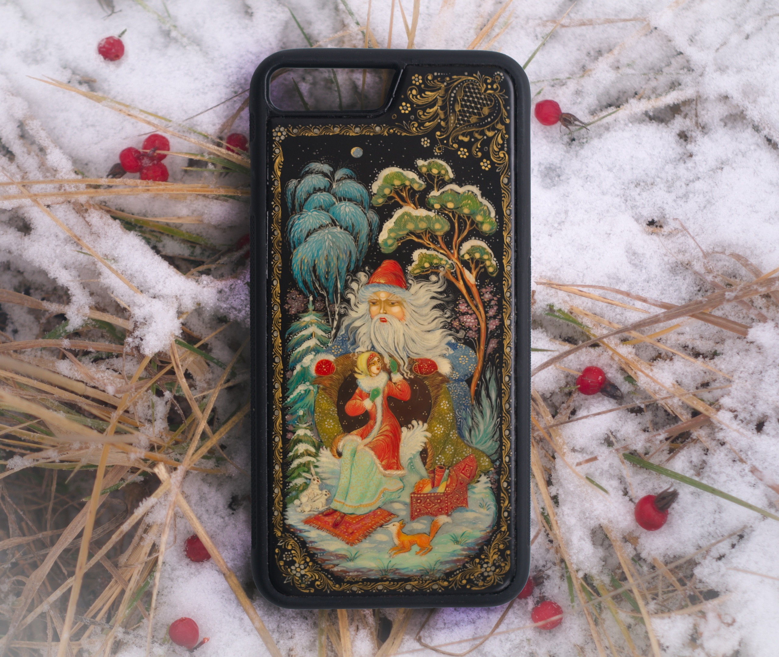 Дед Мороз и Снегурочка в палехском стиле попали на чехлы для телефонов (ФОТО)