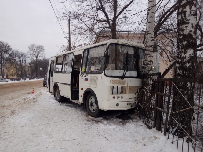 Водитель в Вичуге умер за рулем автобуса, 16 пассажиров получили травмы (ФОТО)