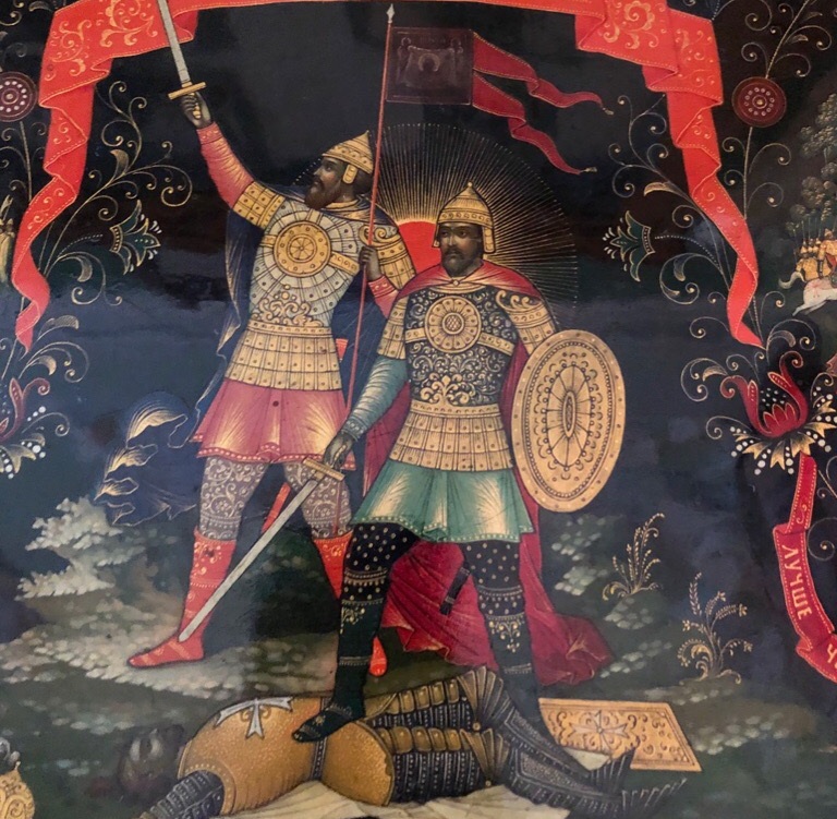 Московский музей показал палехскую шкатулку, которую Сталин подарил патриарху