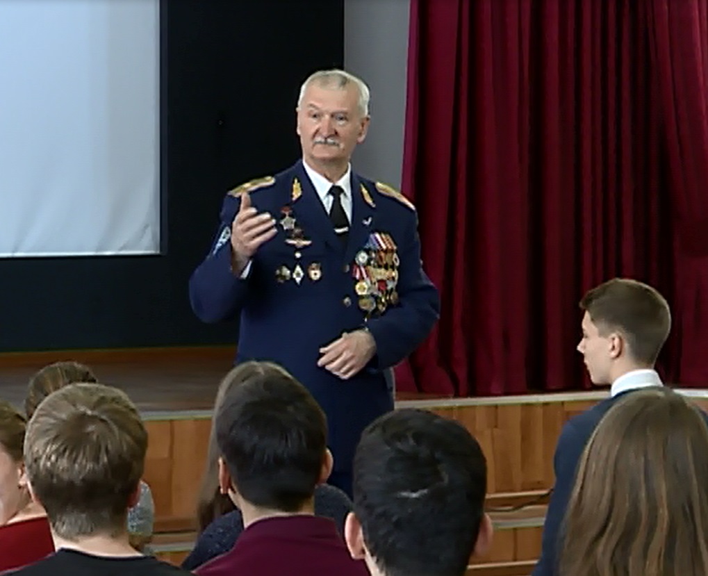 «Урок мужества» дал ивановским школьникам генерал-майор авиации