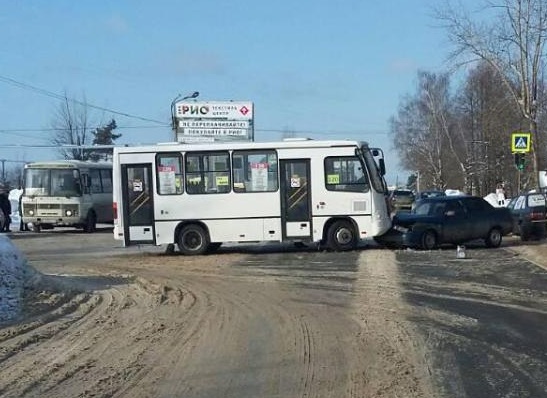 В Ивановском районе автобус столкнулся с легковушкой
