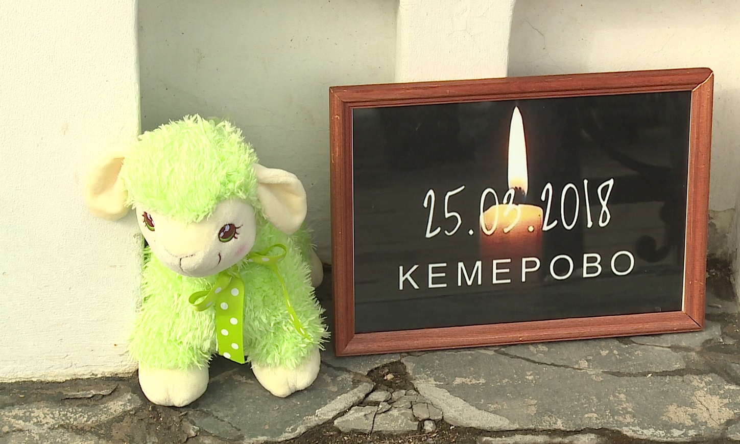 В память о погибших в Кемерове ивановцы несли цветы к часовне, а к цирку принесут детские игрушки