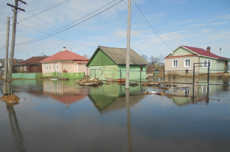 Вода подошла и к домам в Лухе (ФОТО)