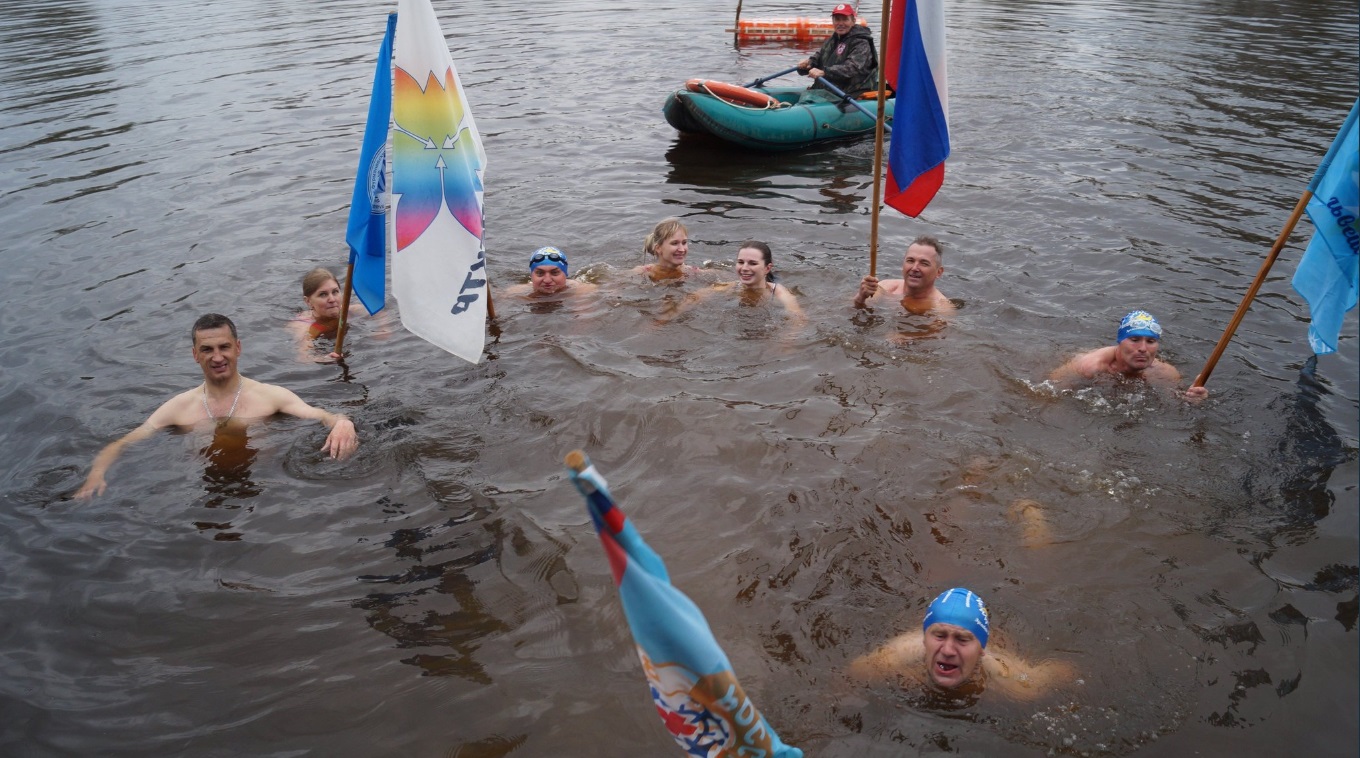 Холодная вода не пугает купающихся в Фурмановском районе