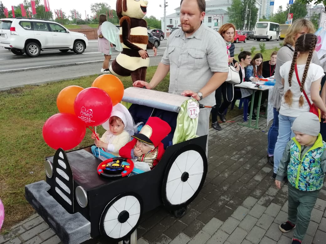 На парад двойняшек в Иванове вышли и малыши, и бабушки (ФОТО)