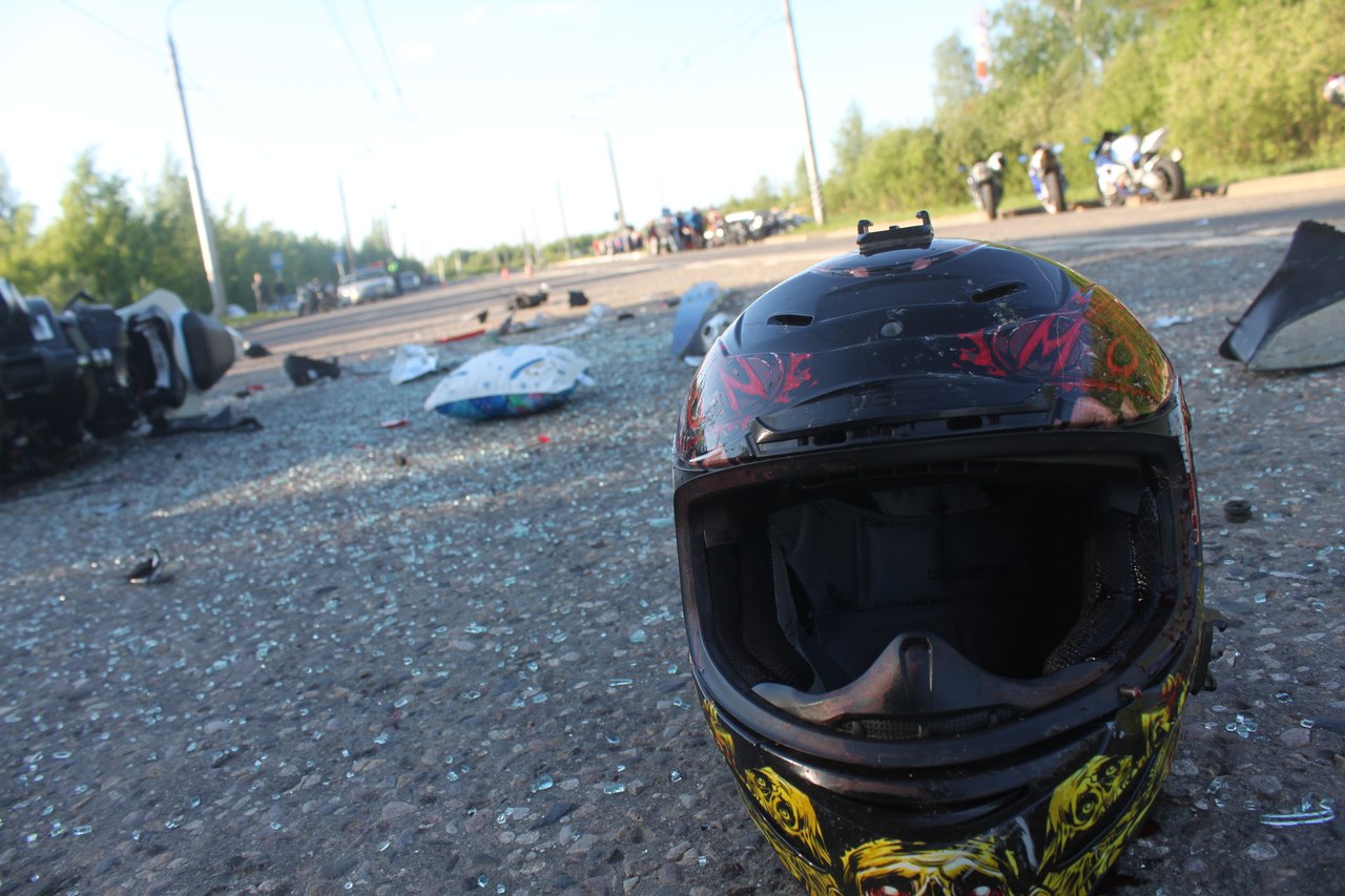Разбитый шлем на дороге