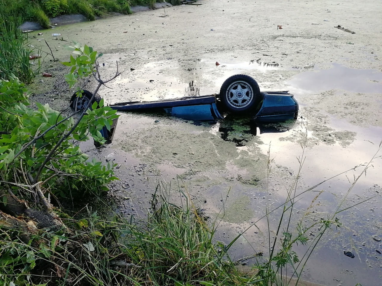 Утонули автомобили. Машина в болоте. Машина утонула в пруду. Машина у водоема. Утопленные машины.