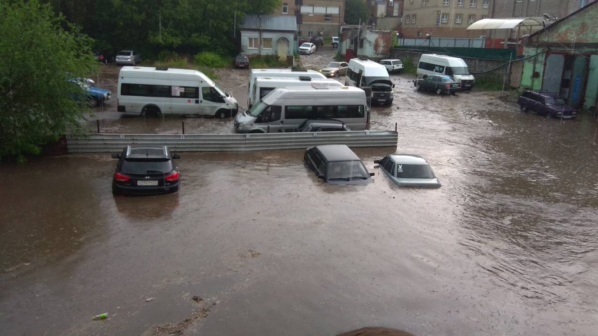 Затопление улиц в Иванове привело к тому, что общественный транспорт на время остановился (ФОТО)