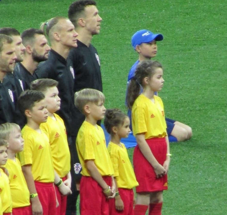 Футболиста хорватской сборной на поле вывела девочка из Заволжска