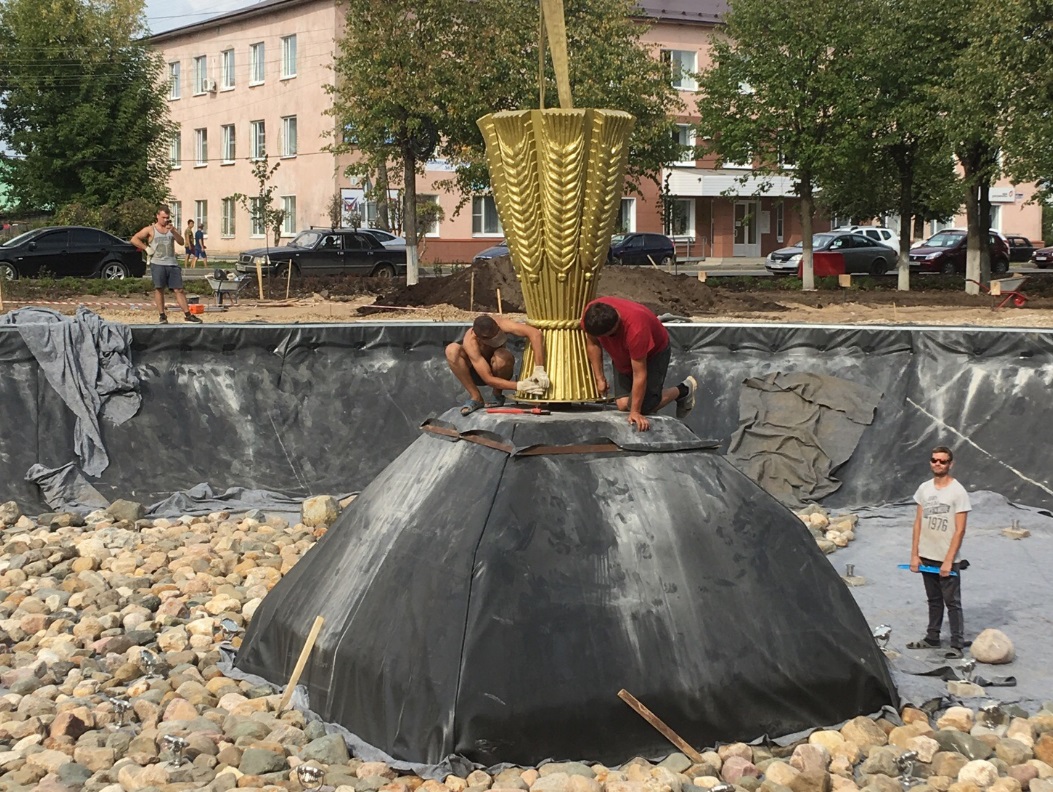 В Палехе вновь установили украшение фонтана, которое сделал реставратор Петродворца (ВИДЕО, ФОТО)