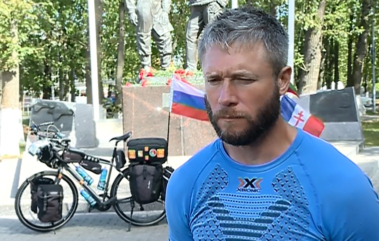 Французский велопутешественник Жонас Берто приехал в Иваново, чтобы вспомнить легендарную эскадрилью