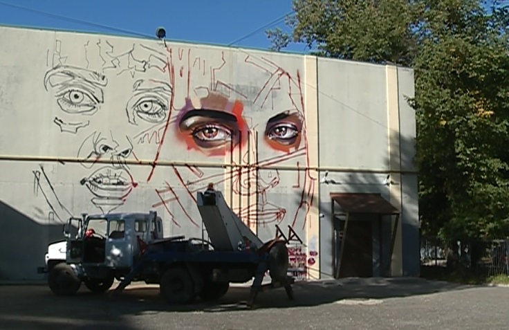 Известный граффити-художник раскрашивает стену в Иванове
