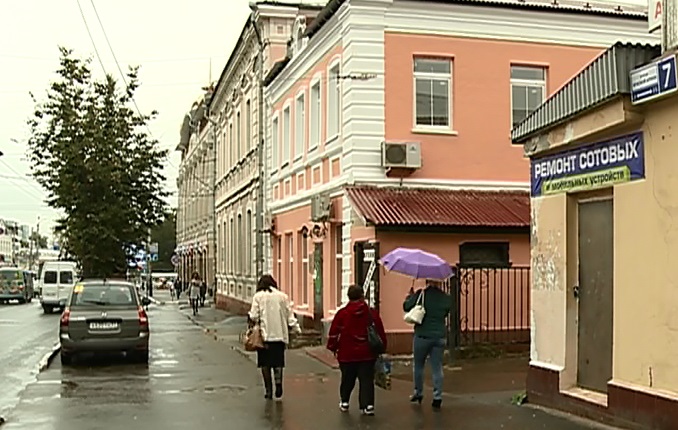 Кричащая реклама и пестрые вывески постепенно исчезают с фасадов зданий в центре Иванова