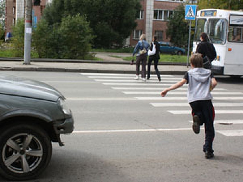 Дети перебегают дорогу. Дети на дороге. Нарушение правил дорожного движения детьми. Несовершеннолетний нарушитель ПДД. Мальчик перебегает дорогу в неположенном месте.