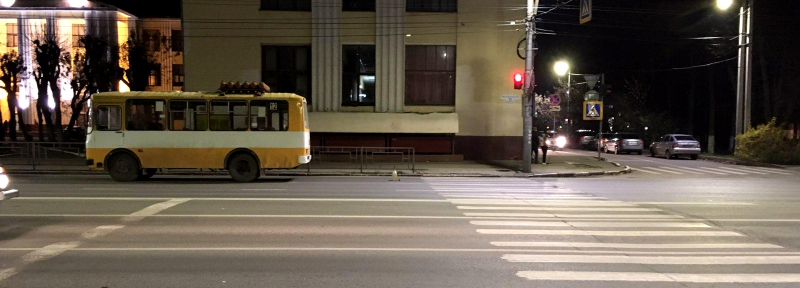 Водитель сбившего двух девушек в центре Иванова автобуса ехал на красный свет