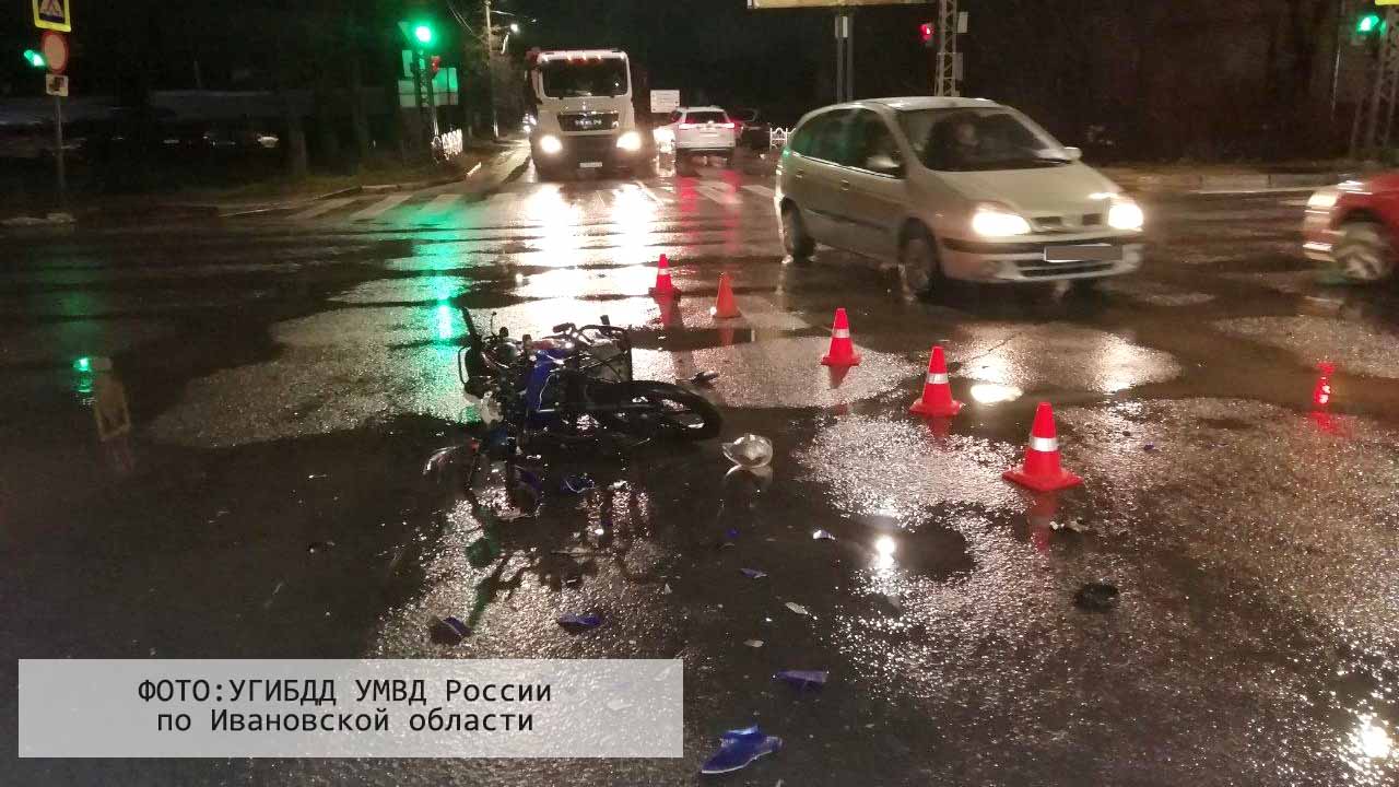 В центре Иванова в ДТП попал несовершеннолетний мопедист без прав