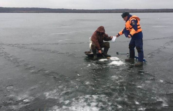 В Ивановском районе возбудили пять дел в отношении любителей зимней рыбалки