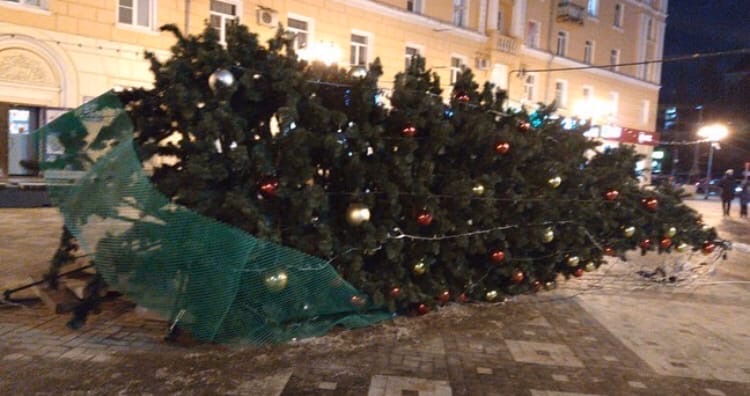 На площади Ленина в Иванове опрокинулась новогодняя елка