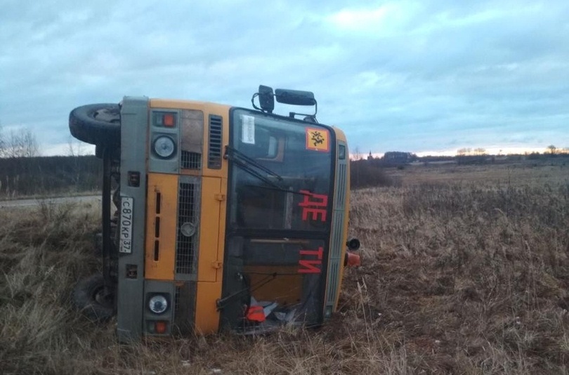 Школьный автобус опрокинулся на трассе в Ивановской области 