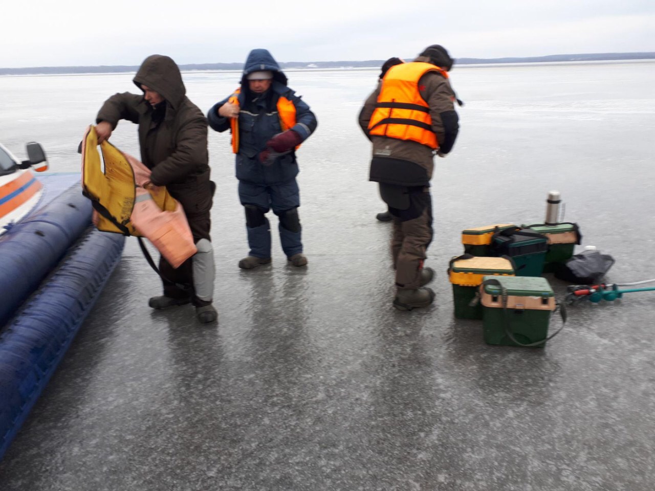 В Ивановской области спасли оторвавшихся от берега на льдине рыбаков (ВИДЕО)