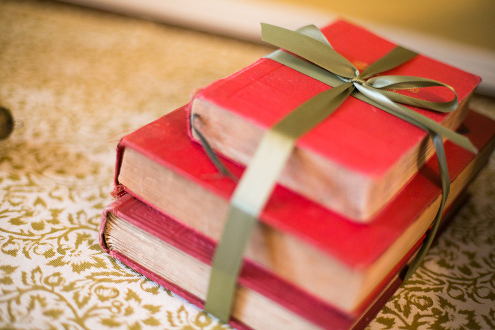 Подарить девушке книги. Книга в подарок. Полдарк книга. Стопка книг в подарок. Книжка в подарок.