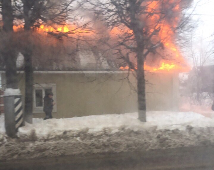 В центре Иванова горит частный дом