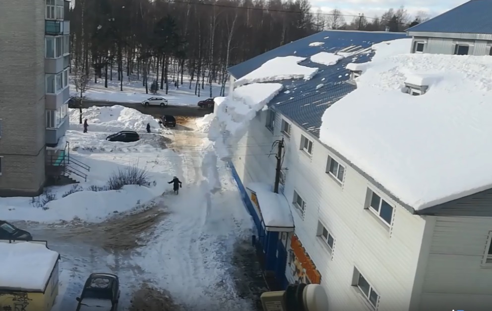 В Заволжске пожилая женщина едва не стала жертвой снежной глыбы (ВИДЕО)