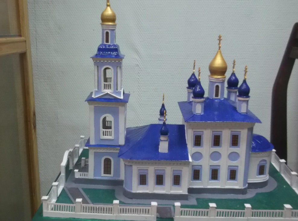 Кохомчанин подарил лухскому музею макет храма, в котором Бенардос крестил детей