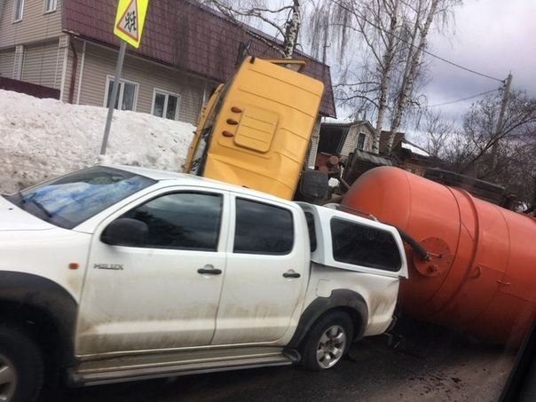 В Иванове цистерна с водой из-за резкого торможения опрокинулась на пикап (ФОТО, ВИДЕО)