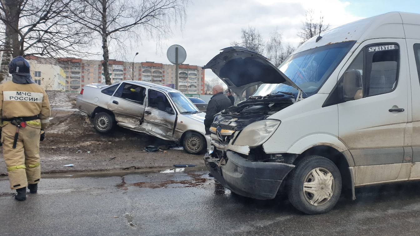 В Иванове у «Евроленда» столкнулись легковушка и микроавтобус (ФОТО)