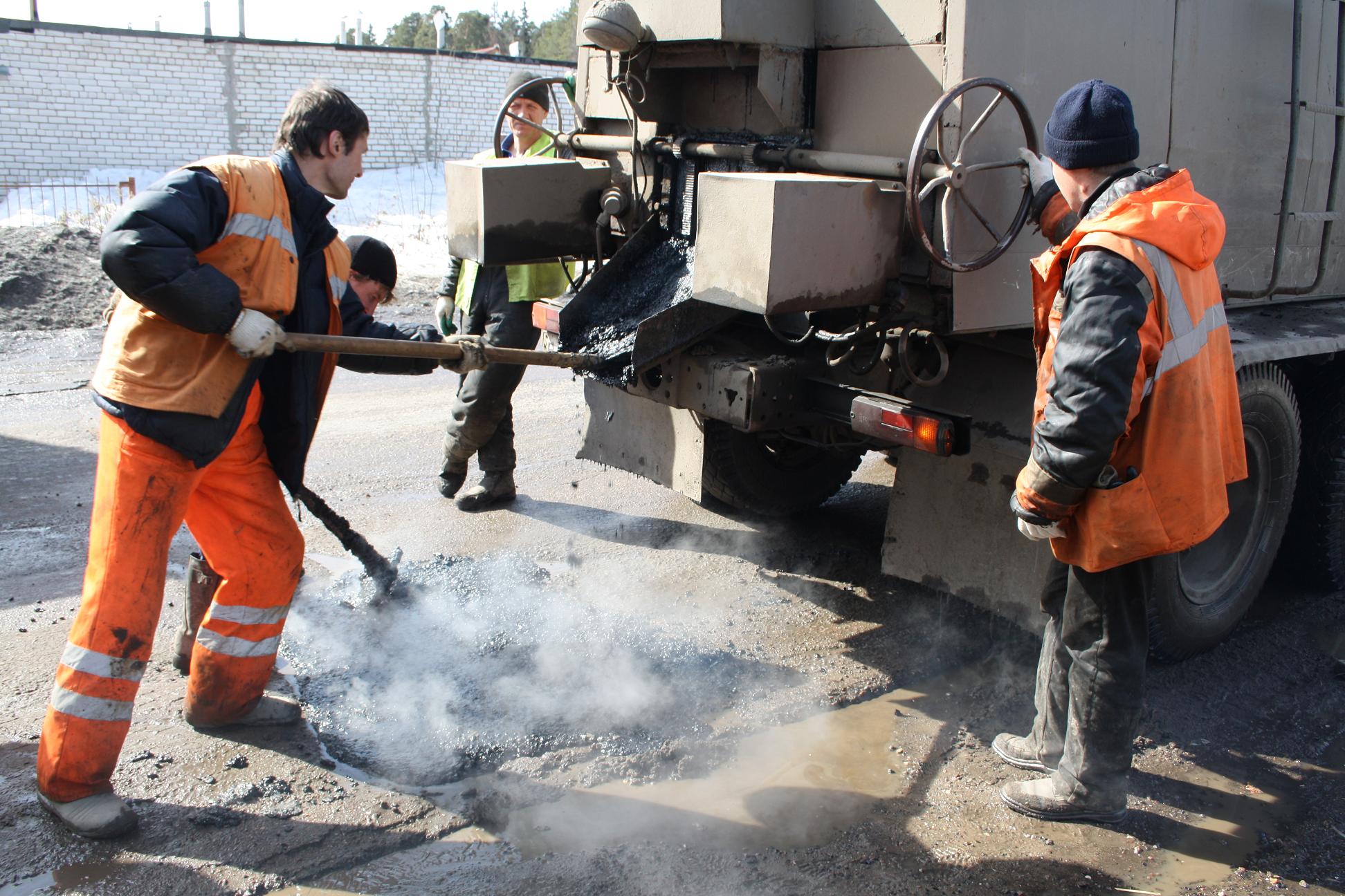 На дорогах Ивановской области приступили к ямочному ремонту литой асфальтобетонной смесью